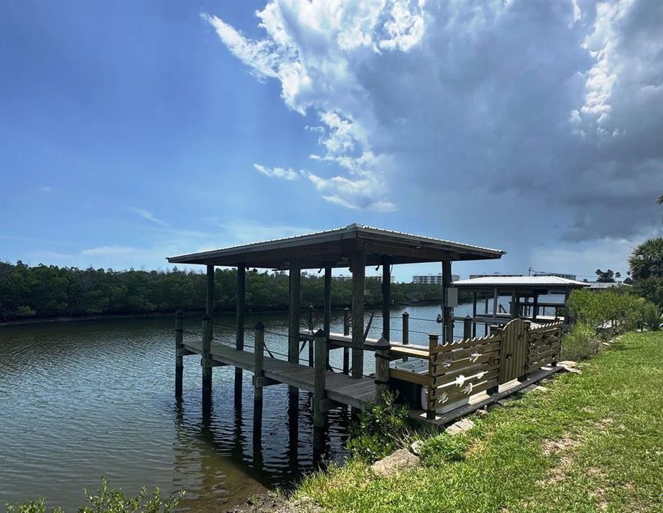 На продажу: $1,495,000 (0.29 acres)