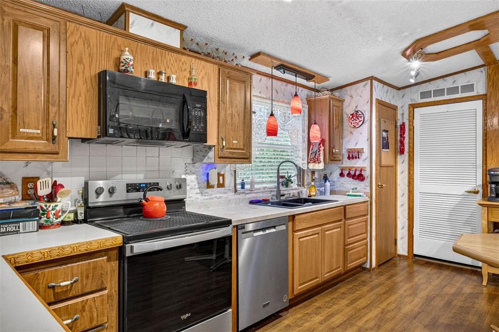 На продажу: $425,000 (4 спален, 2 ванн, 1836 Квадратных фут)