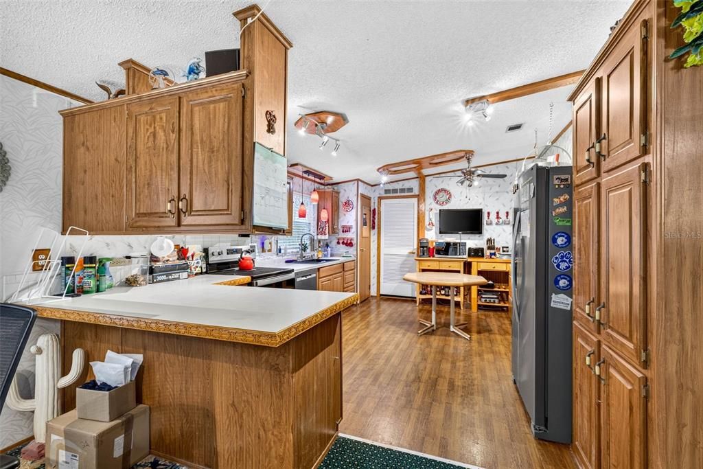 На продажу: $425,000 (4 спален, 2 ванн, 1836 Квадратных фут)