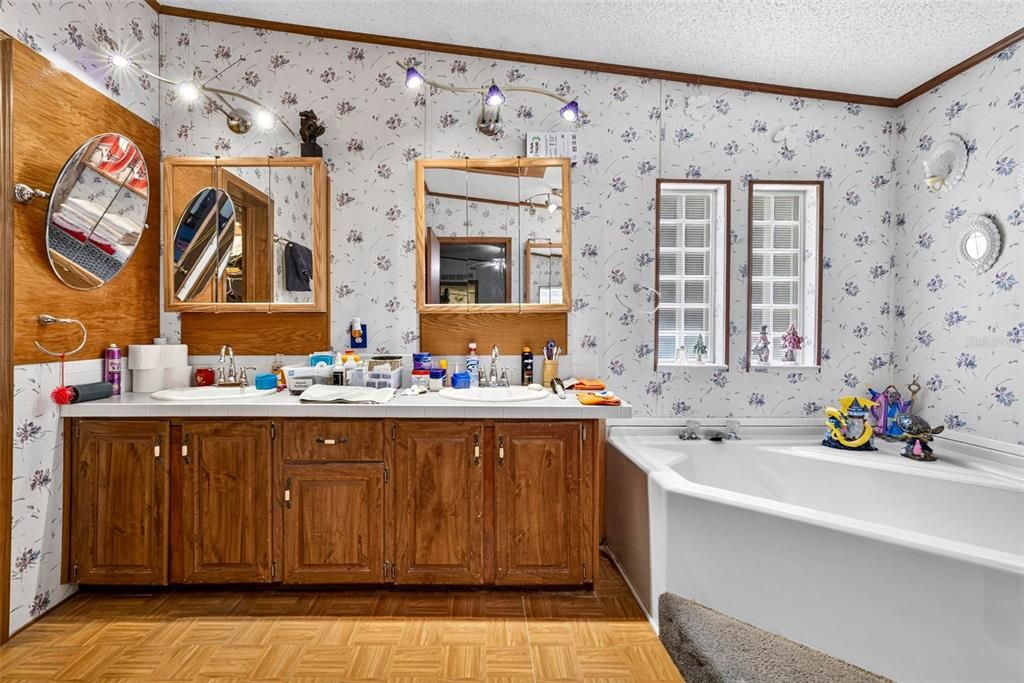 На продажу: $425,000 (4 спален, 2 ванн, 1836 Квадратных фут)
