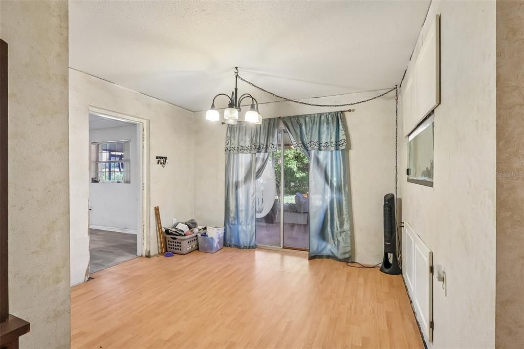 Activo con contrato: $185,000 (3 camas, 2 baños, 1489 Pies cuadrados)