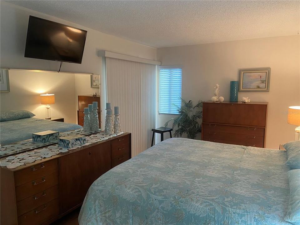 For Rent: $4,250 (2 beds, 2 baths, 1075 Square Feet)