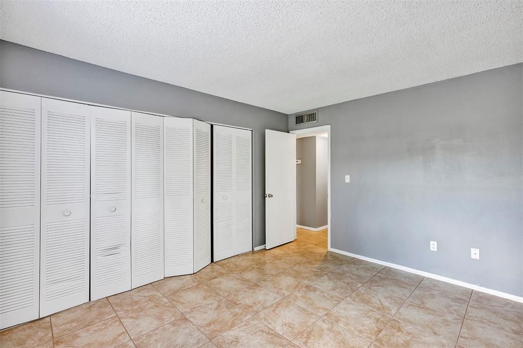 На продажу: $119,900 (2 спален, 1 ванн, 832 Квадратных фут)