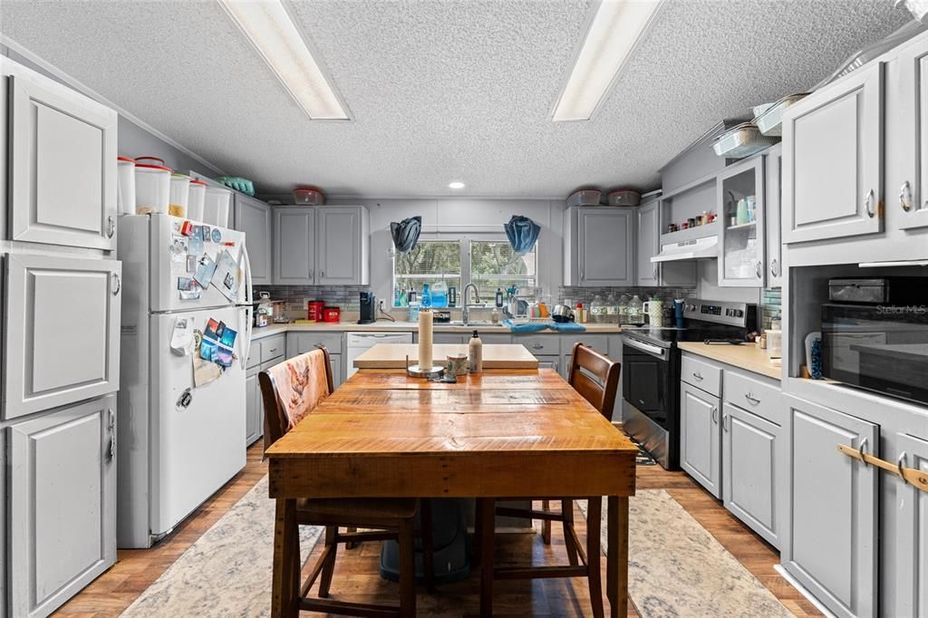 На продажу: $425,000 (4 спален, 2 ванн, 2356 Квадратных фут)