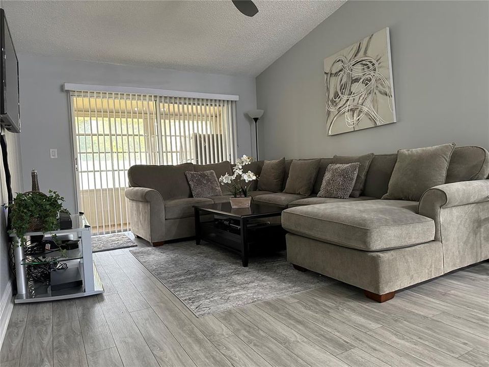 For Rent: $2,300 (2 beds, 2 baths, 976 Square Feet)
