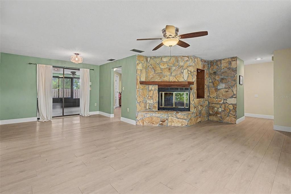 For Sale: $450,000 (2 beds, 2 baths, 1228 Square Feet)