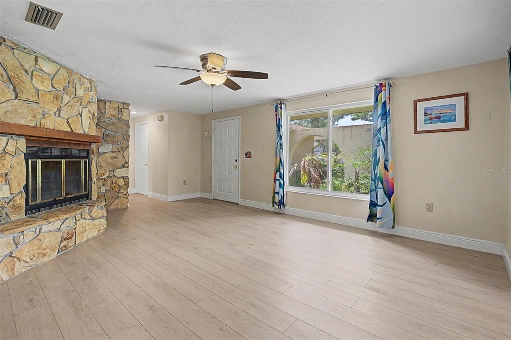 For Sale: $450,000 (2 beds, 2 baths, 1228 Square Feet)