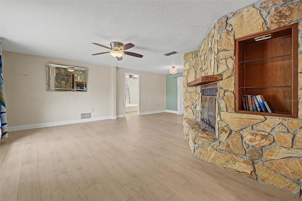 For Sale: $450,000 (2 beds, 2 baths, 1228 Square Feet)