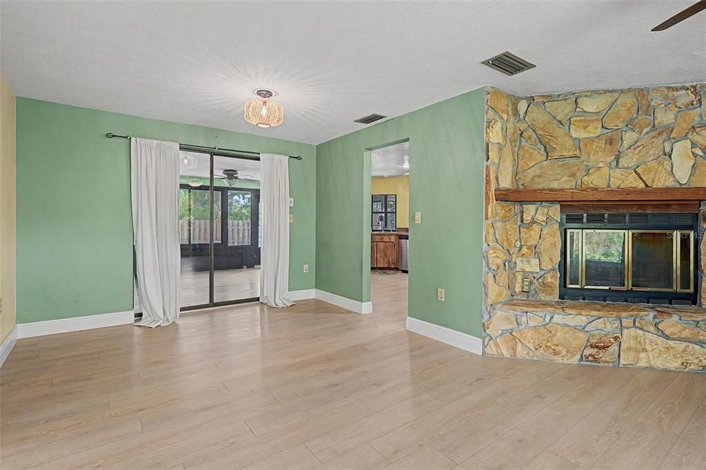 For Sale: $450,000 (2 beds, 2 baths, 1228 Square Feet)