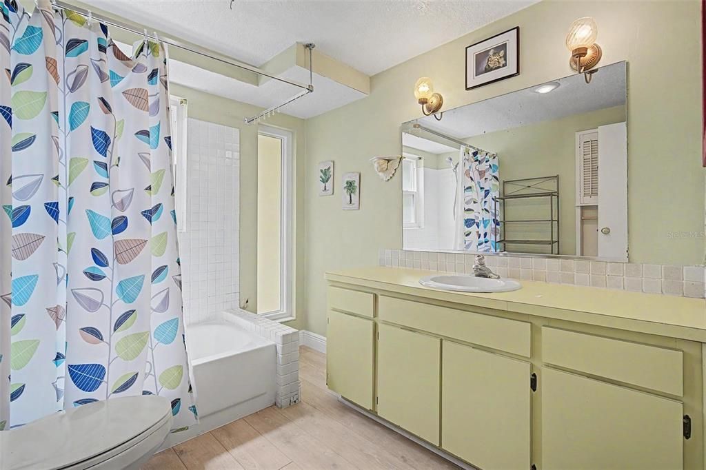 For Sale: $450,000 (2 beds, 2 baths, 1228 Square Feet)