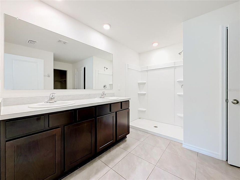 For Rent: $2,000 (4 beds, 2 baths, 1827 Square Feet)