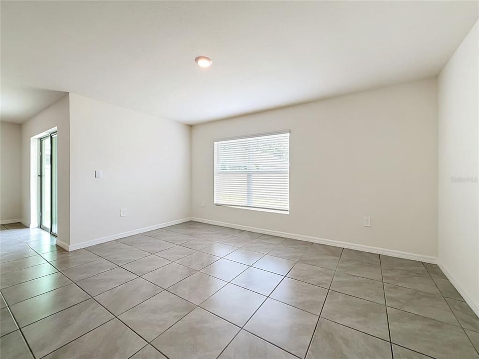 For Rent: $2,000 (4 beds, 2 baths, 1827 Square Feet)