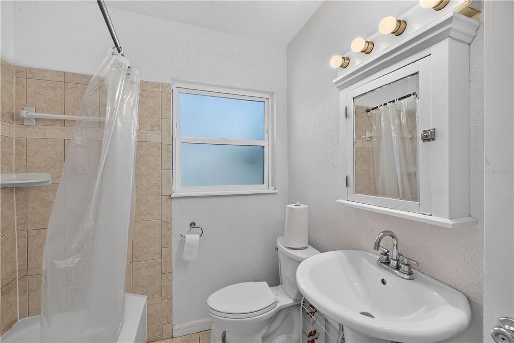 На продажу: $299,900 (3 спален, 1 ванн, 1219 Квадратных фут)