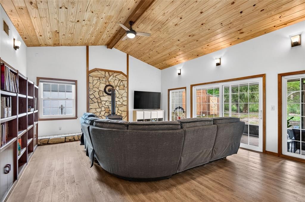 For Sale: $314,900 (3 beds, 2 baths, 1597 Square Feet)