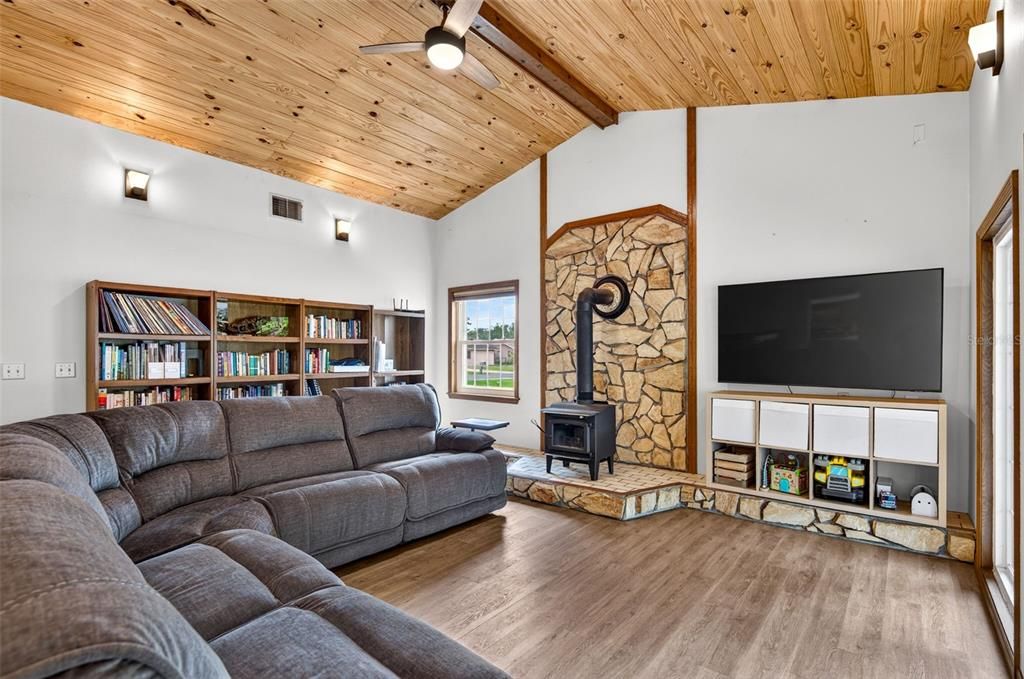 For Sale: $314,900 (3 beds, 2 baths, 1597 Square Feet)