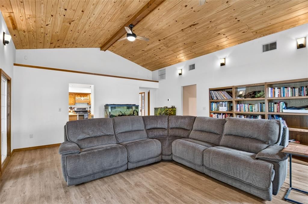 For Sale: $314,900 (3 beds, 2 baths, 1597 Square Feet)