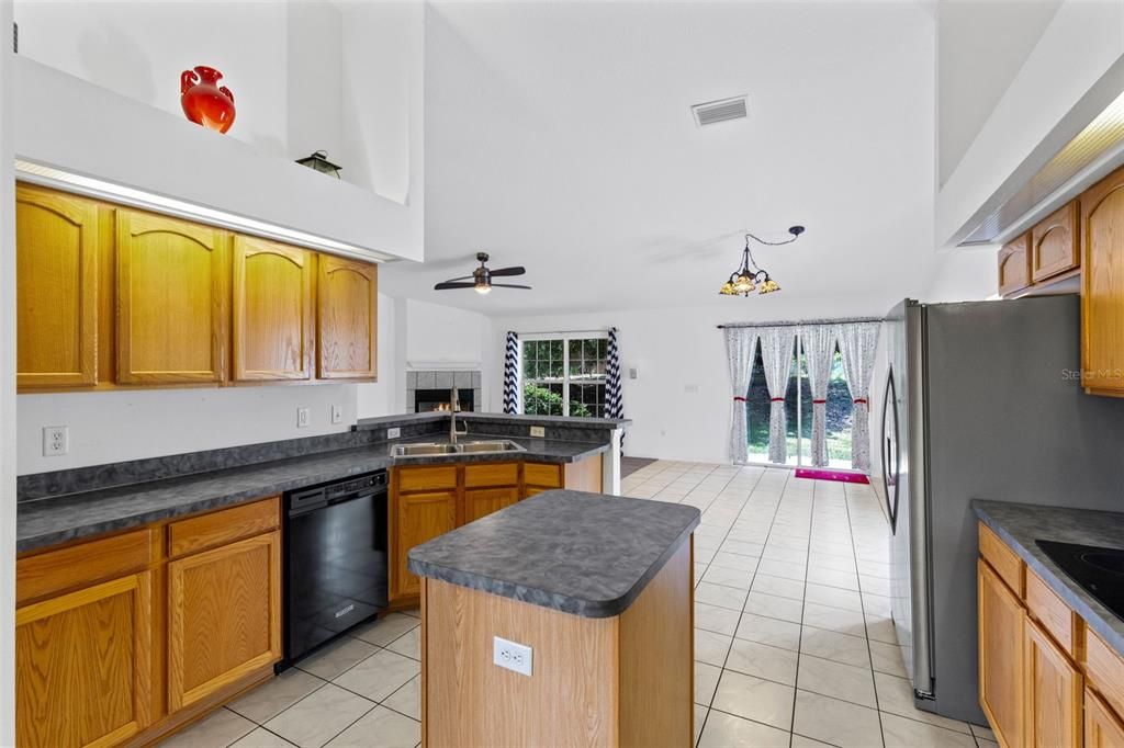На продажу: $354,900 (4 спален, 2 ванн, 2011 Квадратных фут)