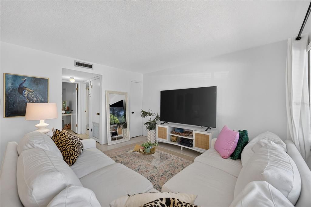 For Sale: $475,000 (1 beds, 1 baths, 767 Square Feet)