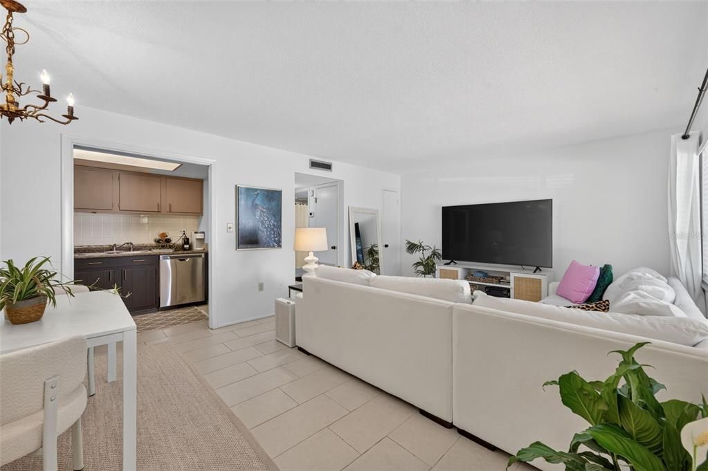 For Sale: $475,000 (1 beds, 1 baths, 767 Square Feet)