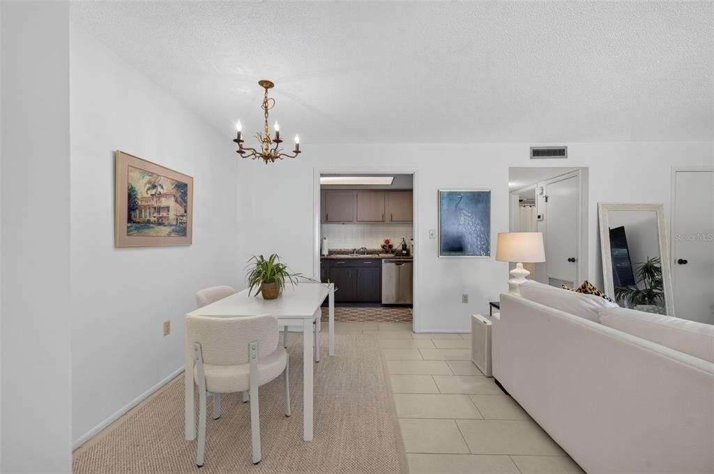 For Sale: $475,000 (1 beds, 1 baths, 767 Square Feet)