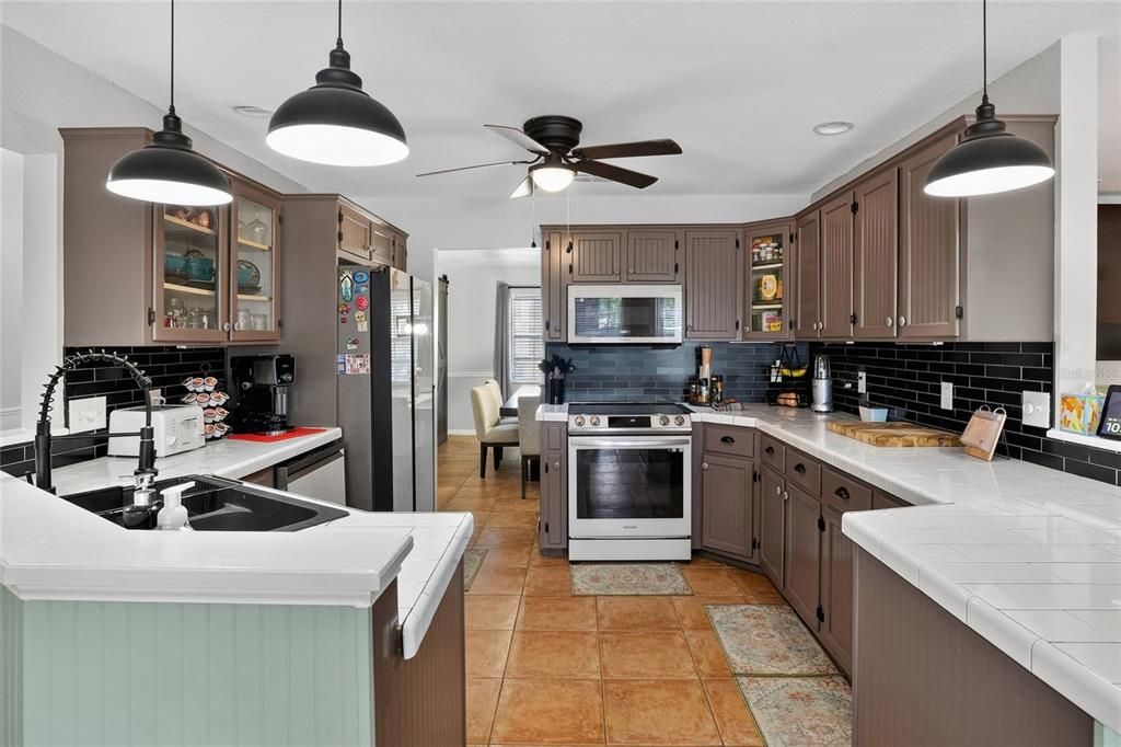 En Venta: $449,000 (4 camas, 3 baños, 2423 Pies cuadrados)