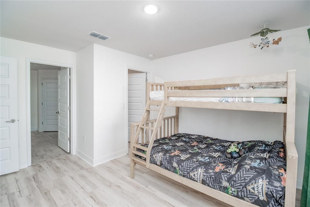 En Venta: $419,900 (4 camas, 3 baños, 2200 Pies cuadrados)