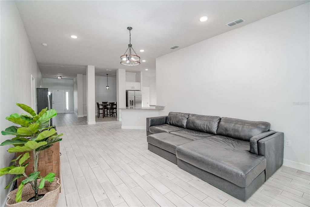 En Venta: $419,900 (4 camas, 3 baños, 2200 Pies cuadrados)