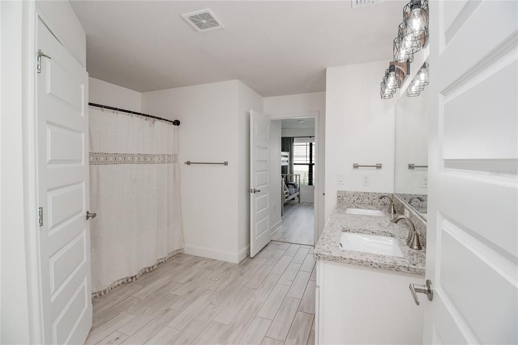 En Venta: $419,900 (4 camas, 3 baños, 2200 Pies cuadrados)