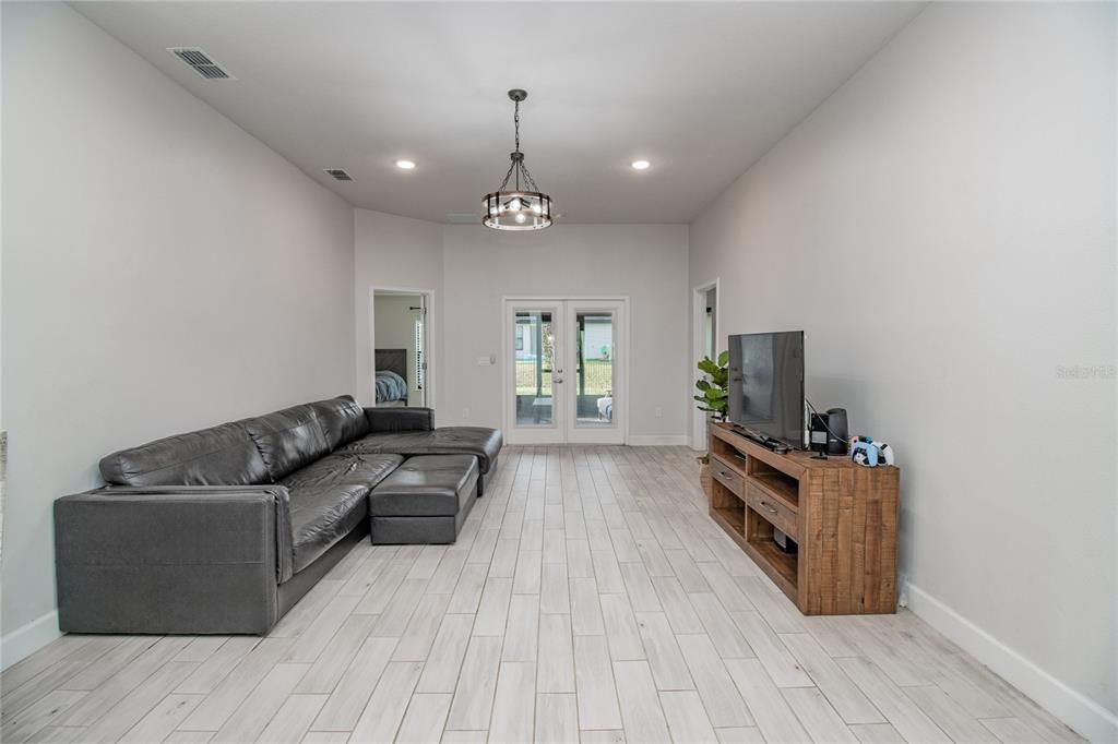 En Venta: $419,900 (4 camas, 3 baños, 2200 Pies cuadrados)