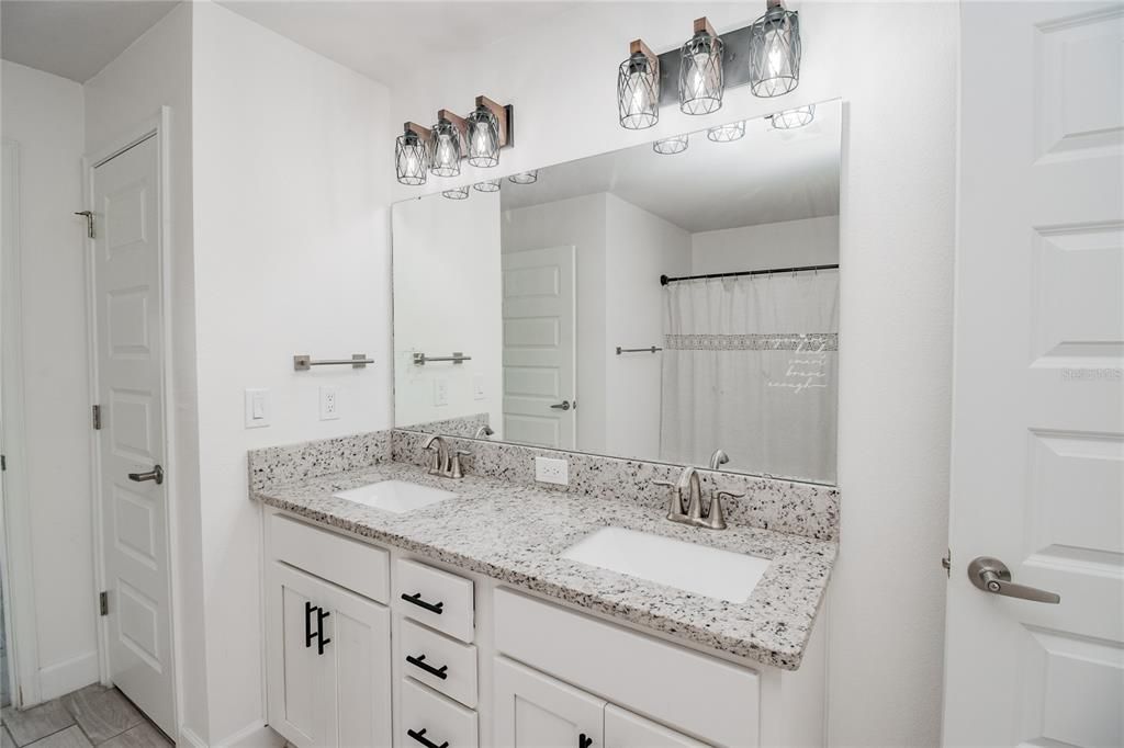 En Venta: $419,900 (4 camas, 3 baños, 2200 Pies cuadrados)