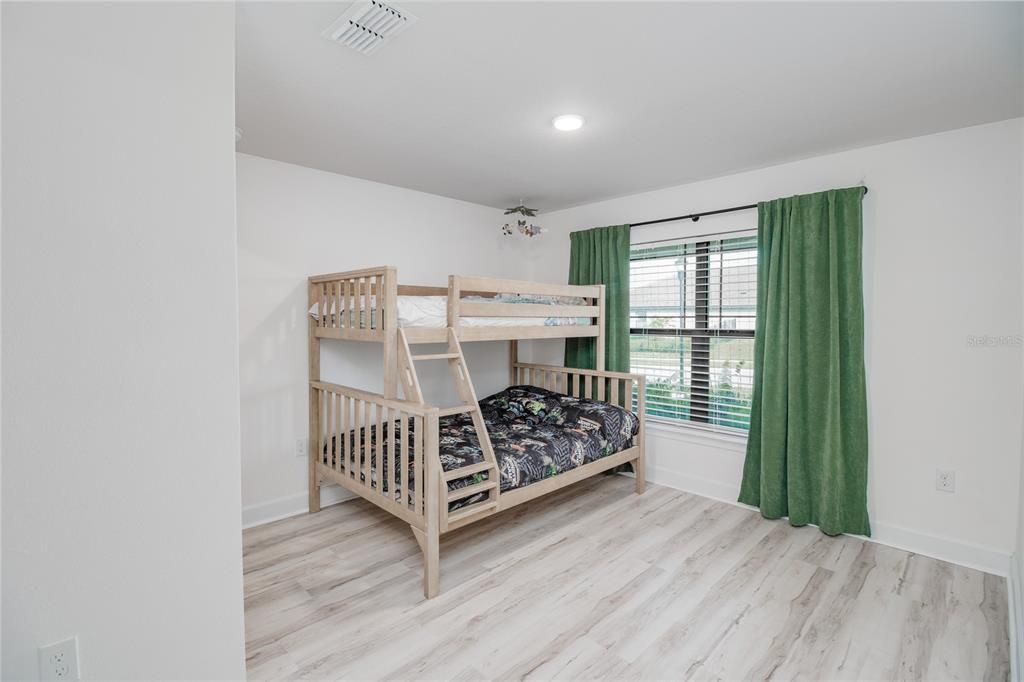 En Venta: $419,900 (4 camas, 3 baños, 2200 Pies cuadrados)