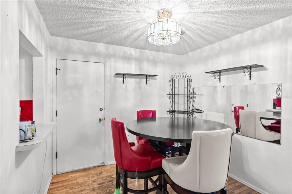 En Venta: $299,900 (2 camas, 1 baños, 864 Pies cuadrados)