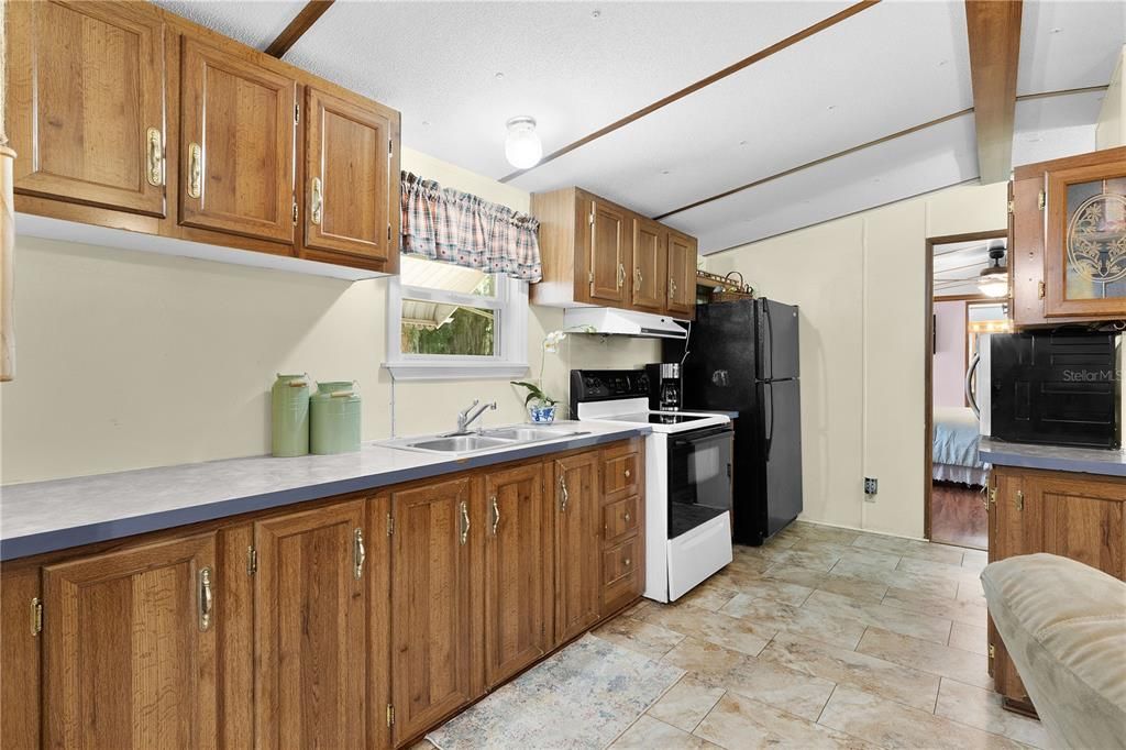 For Sale: $140,000 (2 beds, 2 baths, 924 Square Feet)
