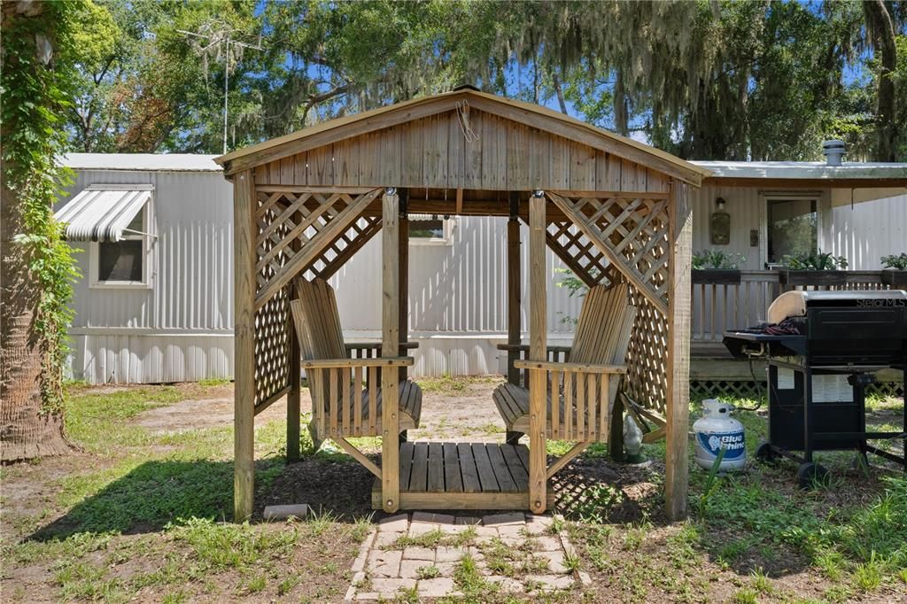 For Sale: $140,000 (2 beds, 2 baths, 924 Square Feet)