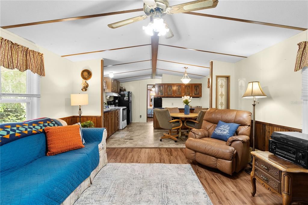 For Sale: $140,000 (2 beds, 2 baths, 924 Square Feet)