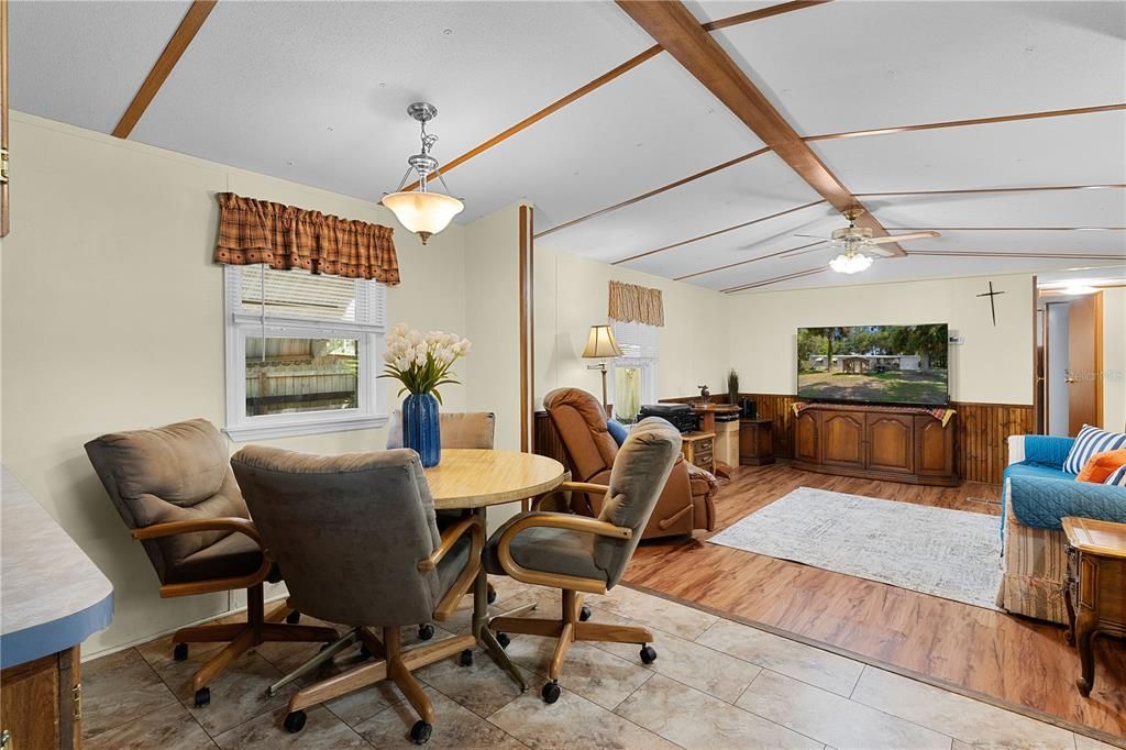 For Sale: $140,000 (2 beds, 2 baths, 924 Square Feet)