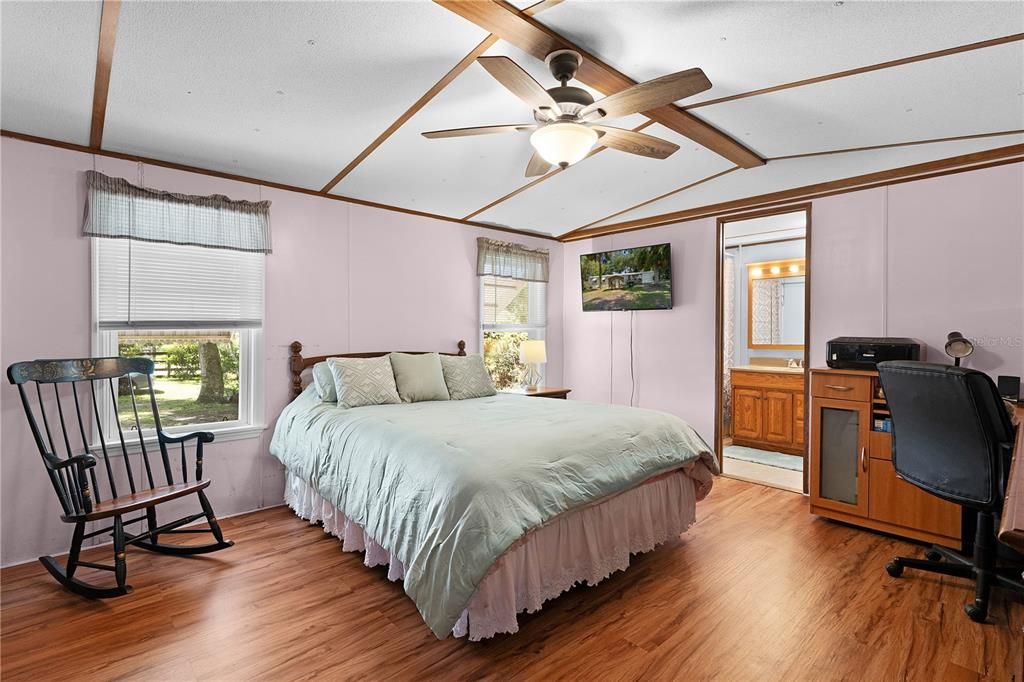 For Sale: $140,000 (2 beds, 2 baths, 924 Square Feet)
