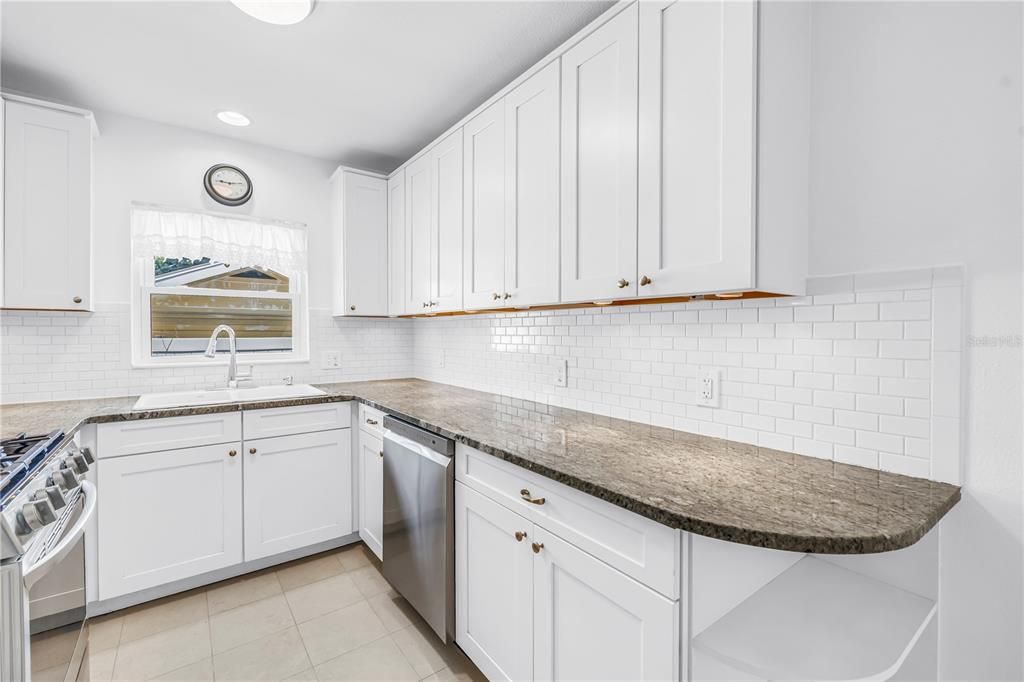 В аренду: $4,250 (2 спален, 2 ванн, 1450 Квадратных фут)
