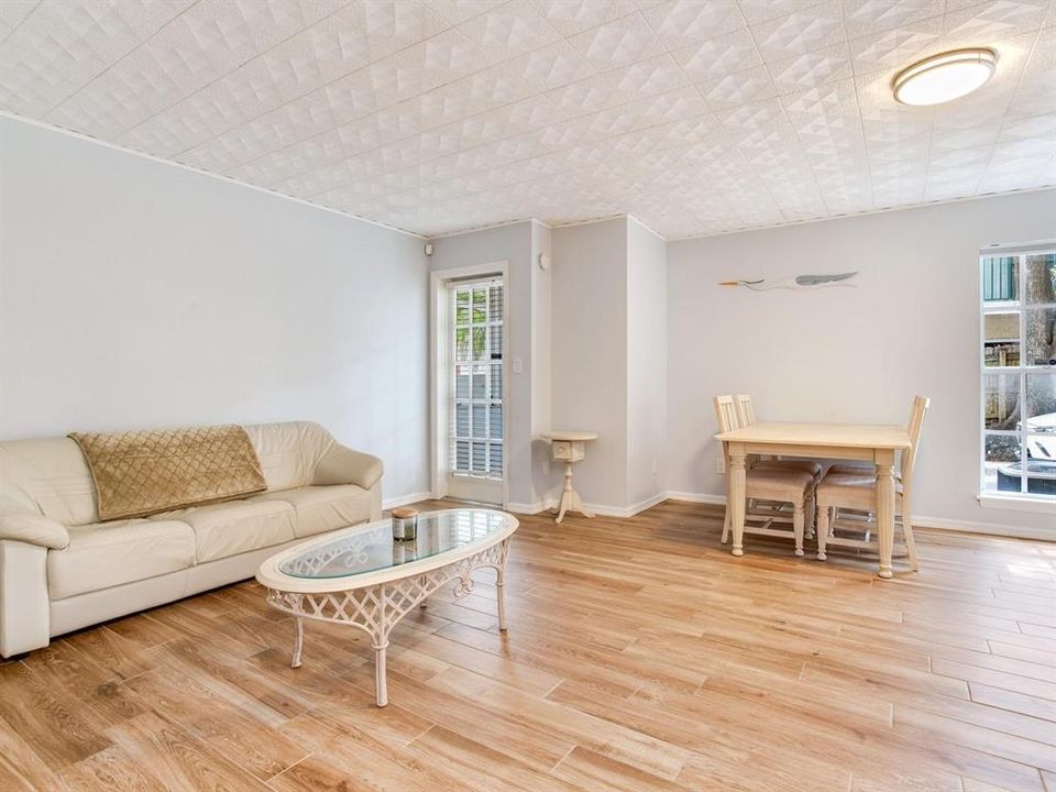 En Venta: $322,000 (2 camas, 2 baños, 1073 Pies cuadrados)