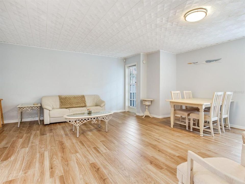 En Venta: $322,000 (2 camas, 2 baños, 1073 Pies cuadrados)