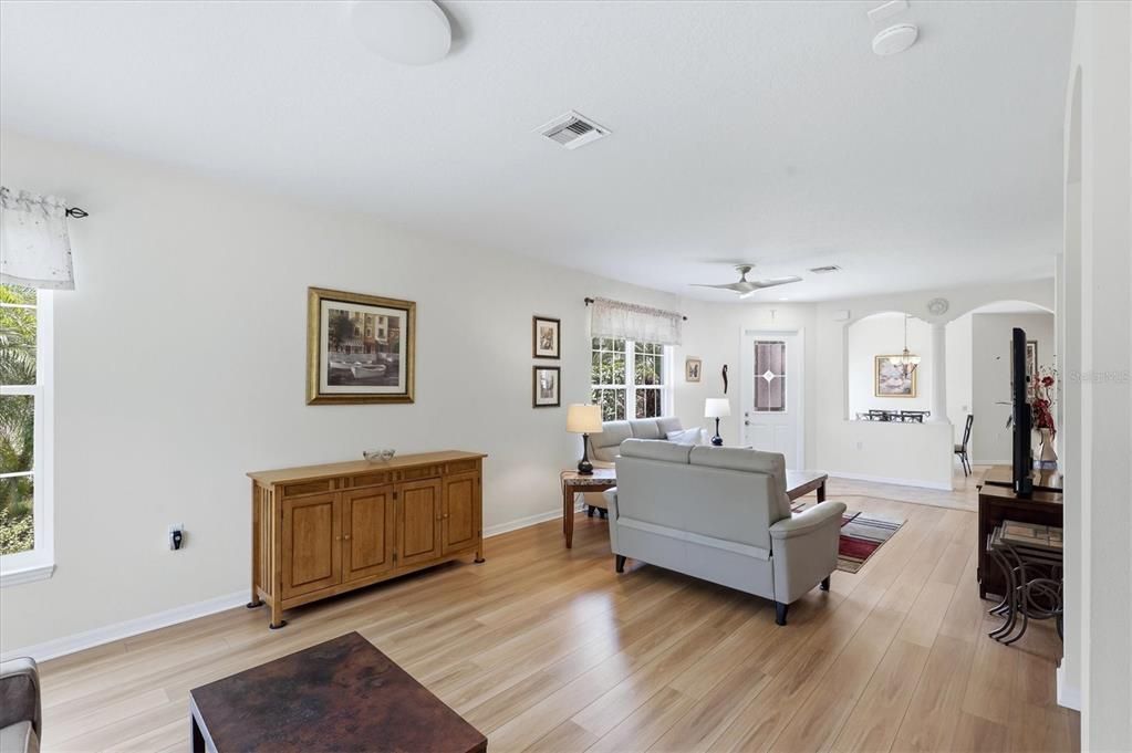 En Venta: $425,000 (3 camas, 2 baños, 1660 Pies cuadrados)