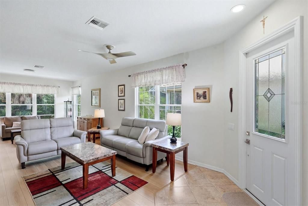 En Venta: $425,000 (3 camas, 2 baños, 1660 Pies cuadrados)