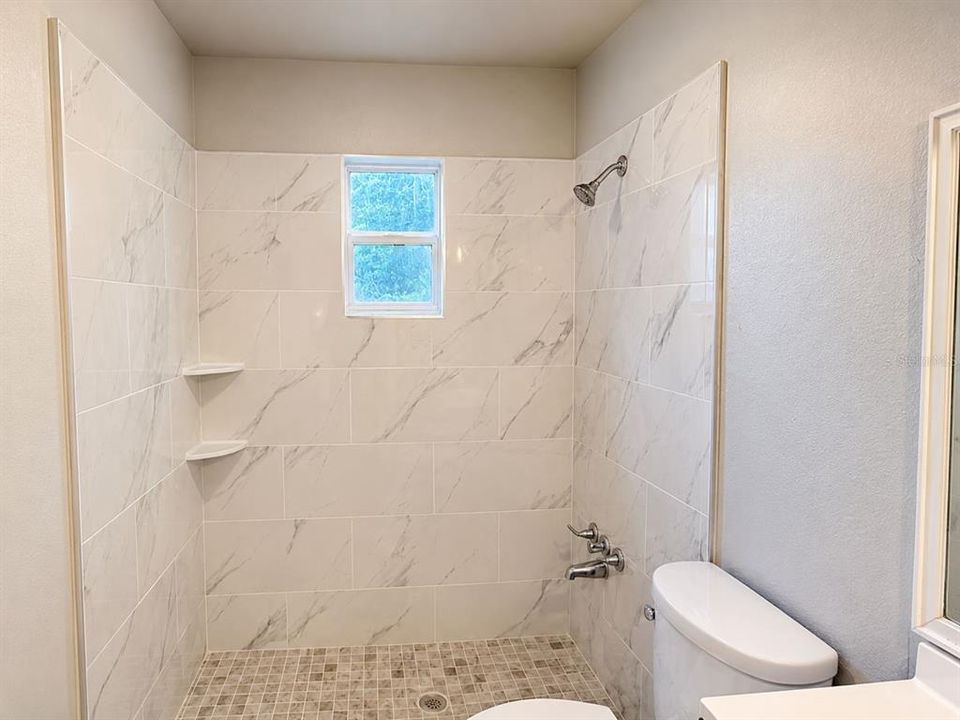 На продажу: $129,990 (2 спален, 1 ванн, 832 Квадратных фут)