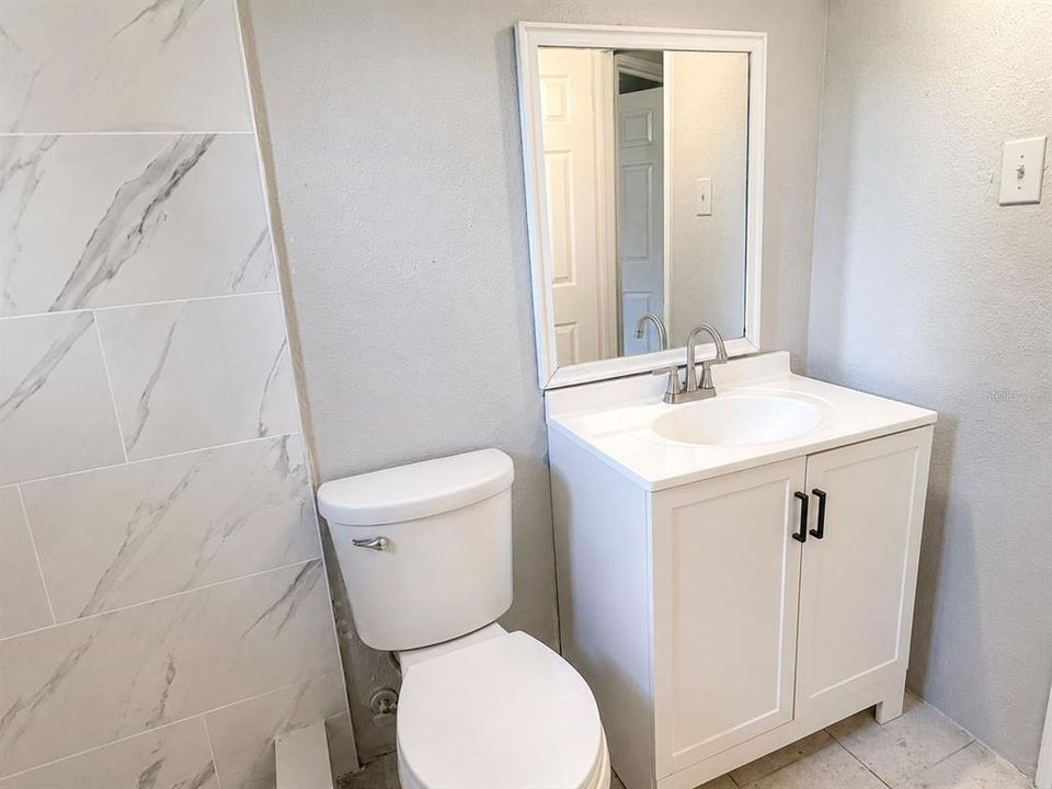 На продажу: $129,990 (2 спален, 1 ванн, 832 Квадратных фут)