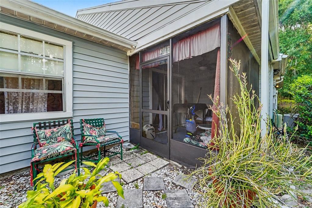 For Sale: $195,000 (2 beds, 2 baths, 888 Square Feet)