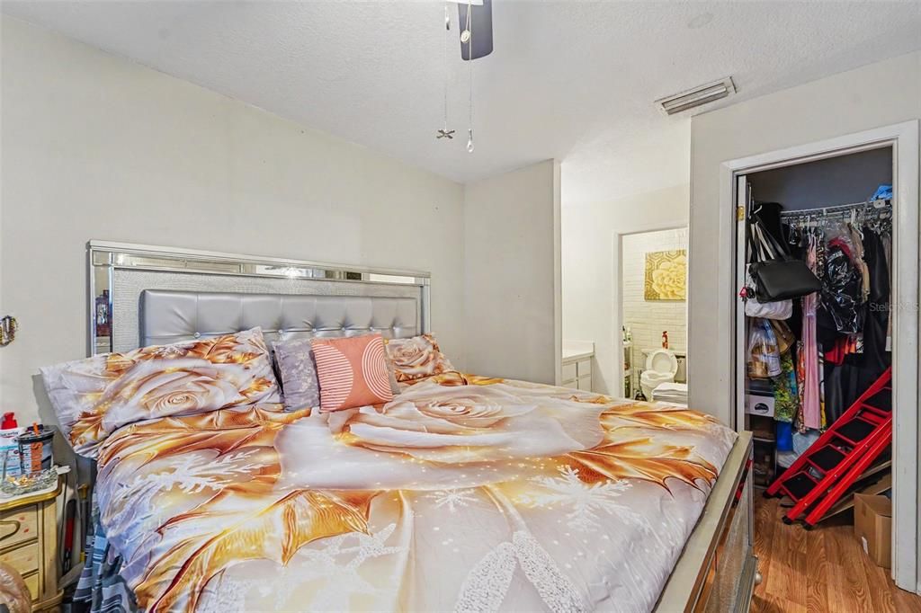 For Sale: $195,000 (2 beds, 2 baths, 888 Square Feet)