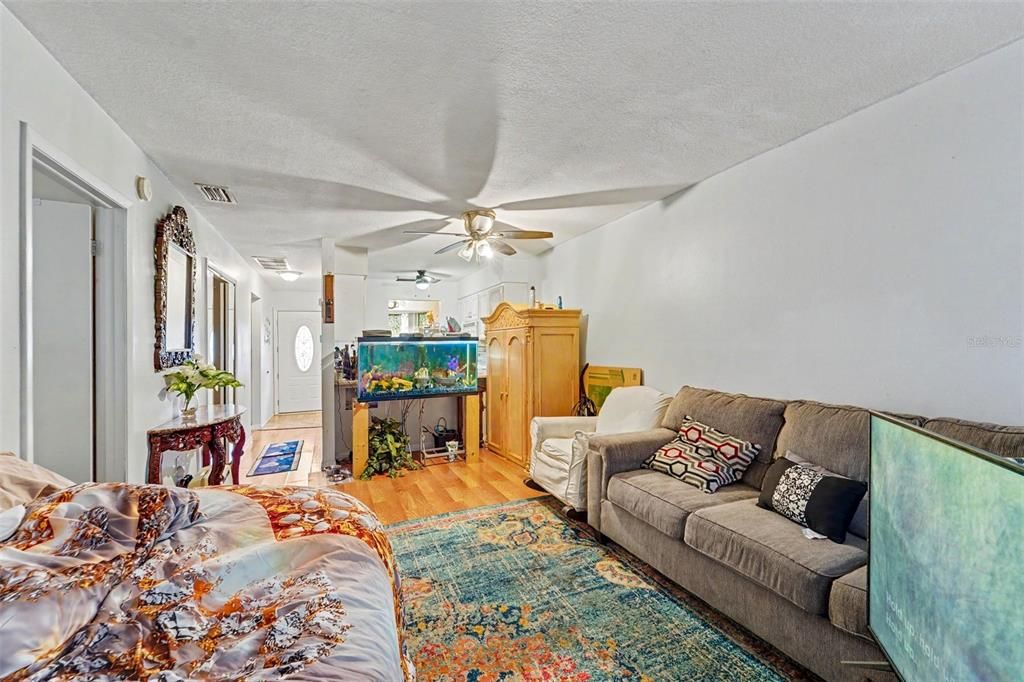 For Sale: $195,000 (2 beds, 2 baths, 888 Square Feet)