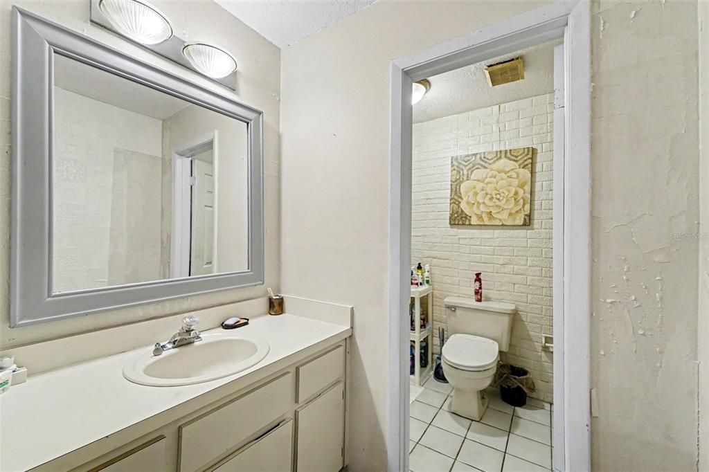 For Sale: $195,000 (2 beds, 2 baths, 888 Square Feet)