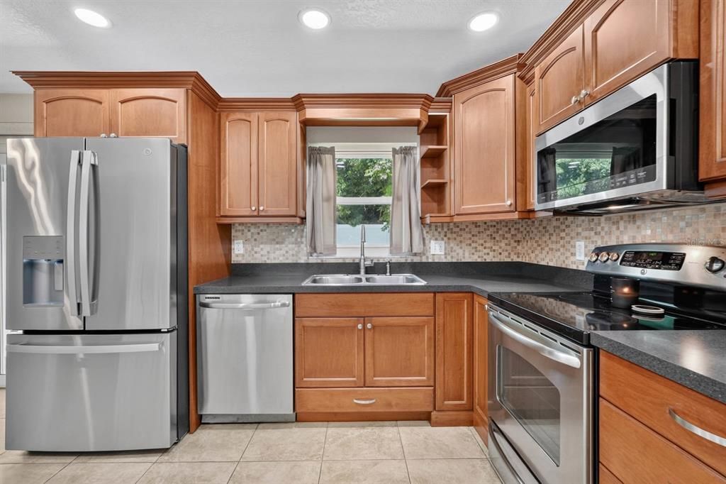 На продажу: $339,995 (3 спален, 2 ванн, 1301 Квадратных фут)