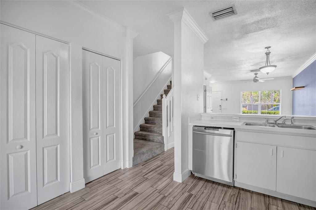 For Rent: $2,200 (2 beds, 1 baths, 1184 Square Feet)